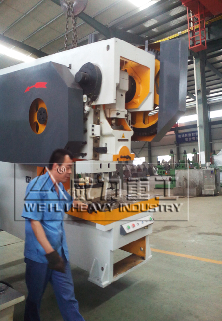 山東威力重工100噸深喉沖床國標(biāo)品質(zhì)